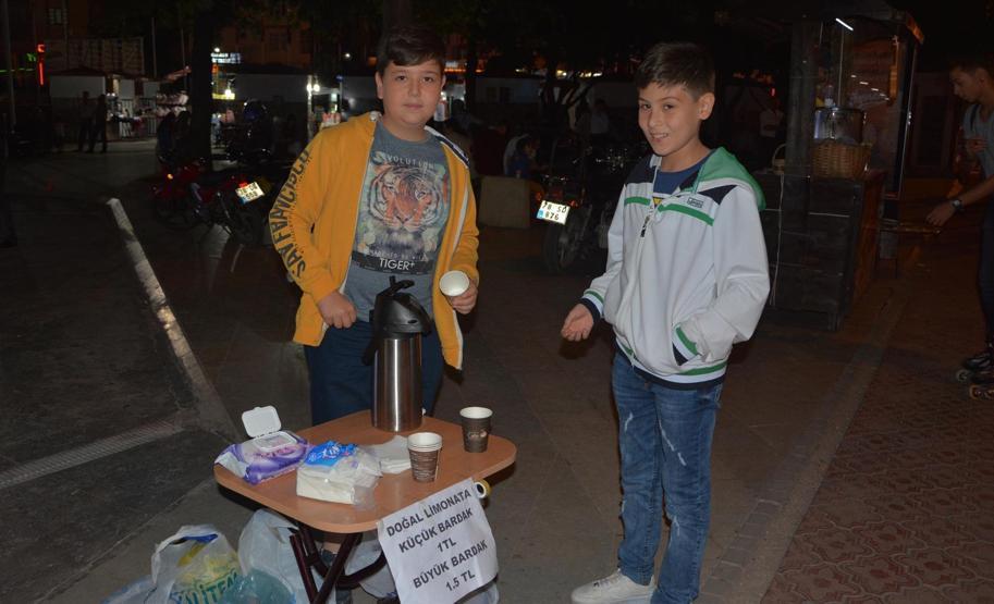 Arkadaşları oyun oynarken o hayır için limonata satıyor