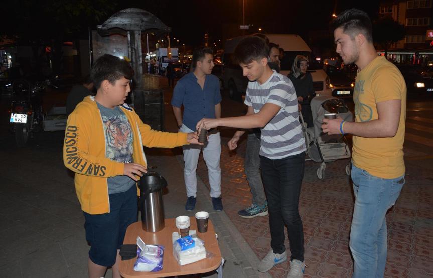 Arkadaşları oyun oynarken o hayır için limonata satıyor