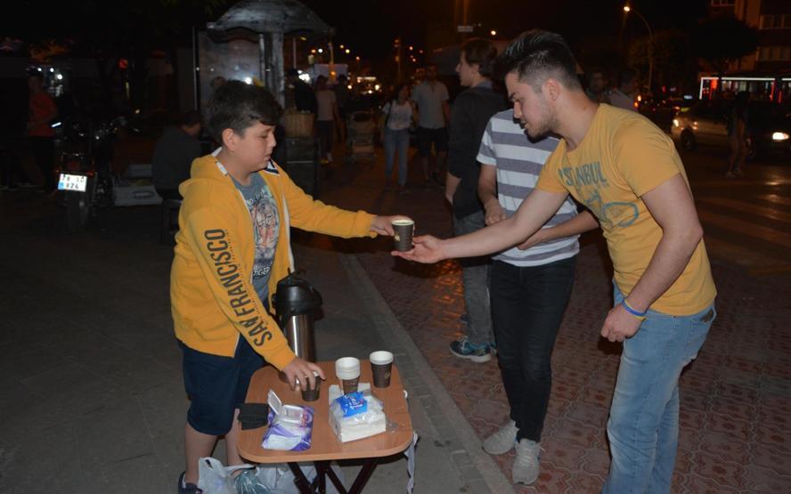 Arkadaşları oyun oynarken o hayır için limonata satıyor