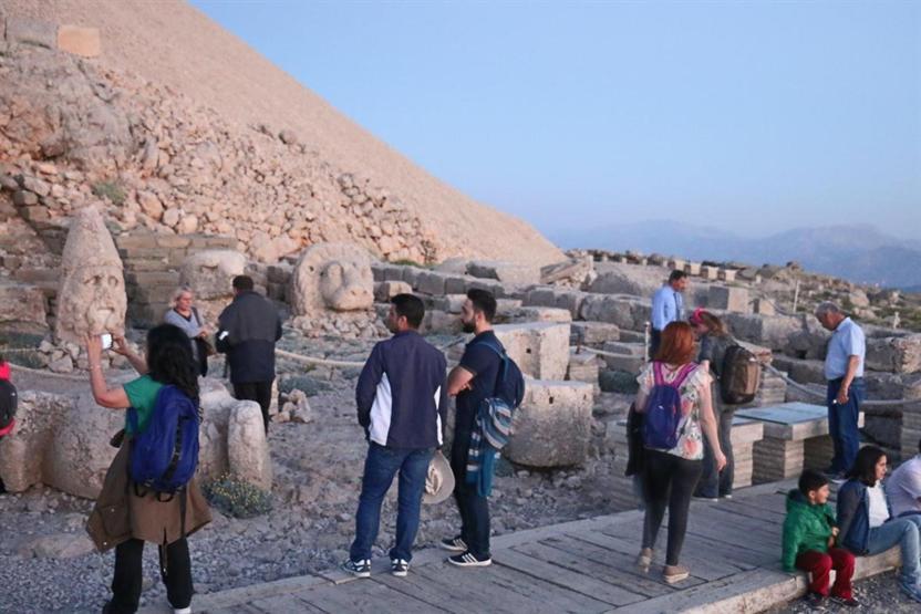 Bayramda Nemrutun taş kralları büyük ilgi gördü