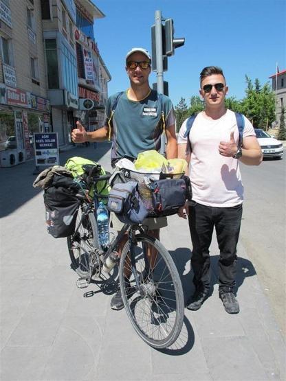 Dört senedir pedal çevirerek dünyayı geziyor