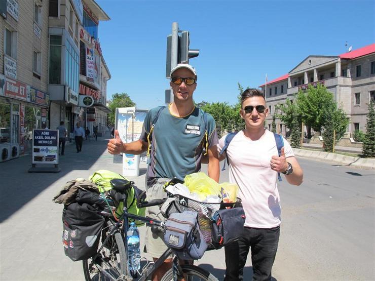 Dört senedir pedal çevirerek dünyayı geziyor