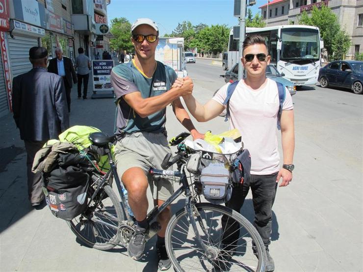 Dört senedir pedal çevirerek dünyayı geziyor