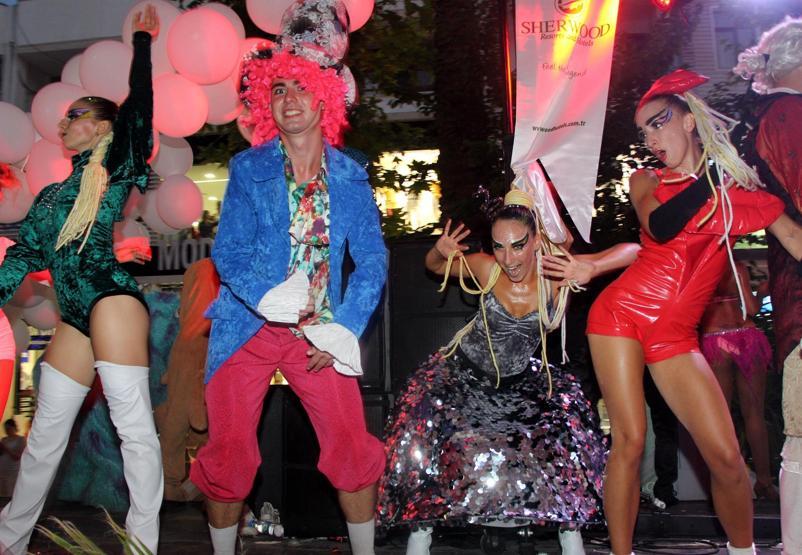 Antalyada festival zamanı: Altın Nar korteji rengarenk geçti