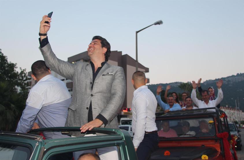 Antalyada festival zamanı: Altın Nar korteji rengarenk geçti