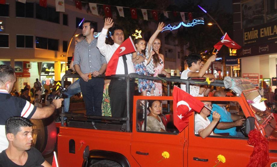 Antalyada festival zamanı: Altın Nar korteji rengarenk geçti