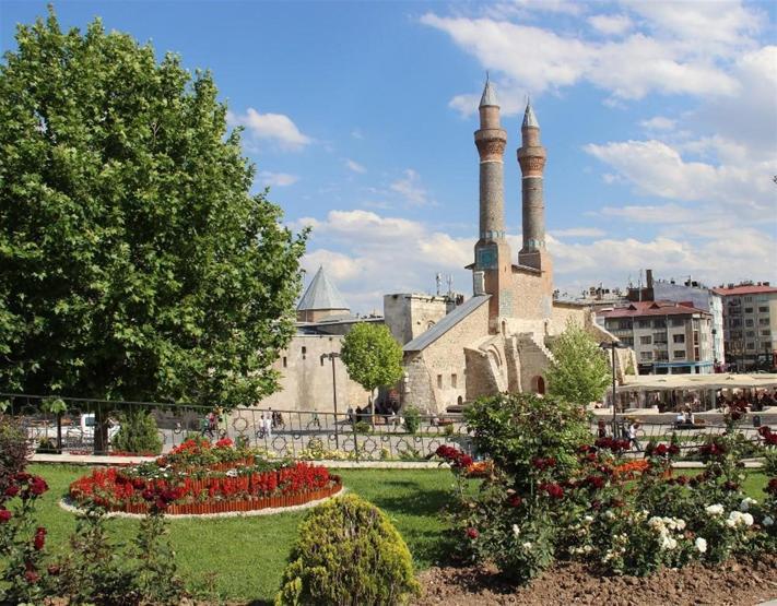 Sivas gül bahçesine döndü