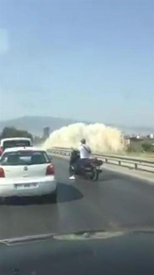 Su borusu patladı, yollar göle döndü