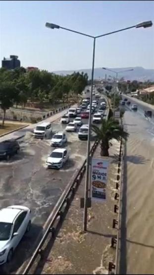 Su borusu patladı, yollar göle döndü
