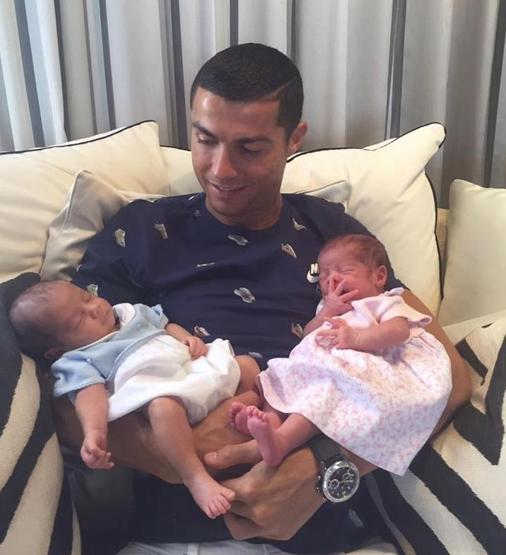 Ronaldonun ikiz bebekleri oldu