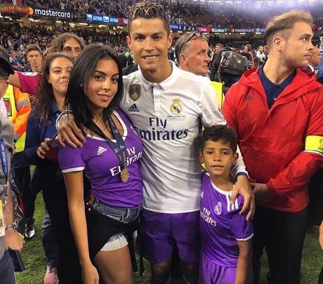 Ronaldonun ikiz bebekleri oldu