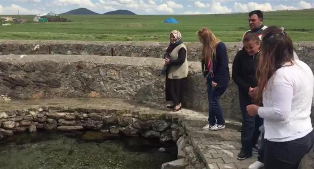 Göldeki balıkların şehit olan askerler olduğuna inanıyorlar