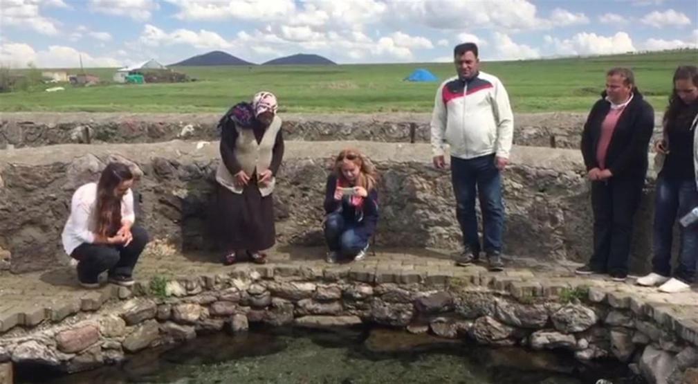 Göldeki balıkların şehit olan askerler olduğuna inanıyorlar