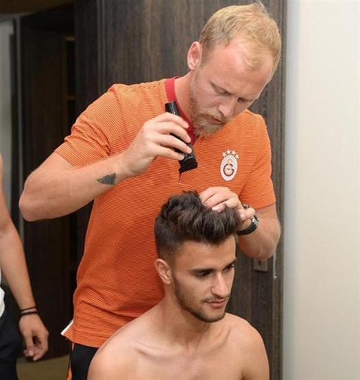 Genç futbolcuların saçları kesildi