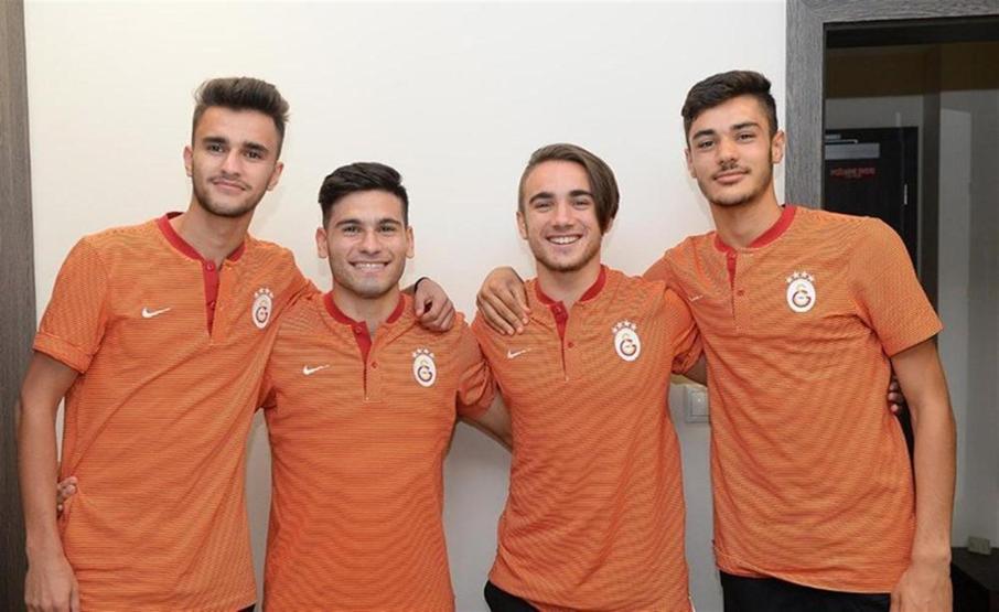 Genç futbolcuların saçları kesildi