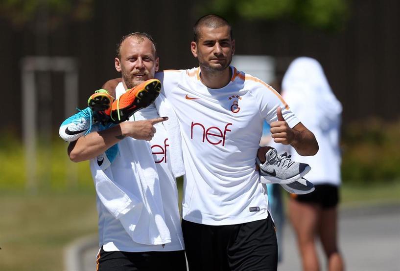 Genç futbolcuların saçları kesildi