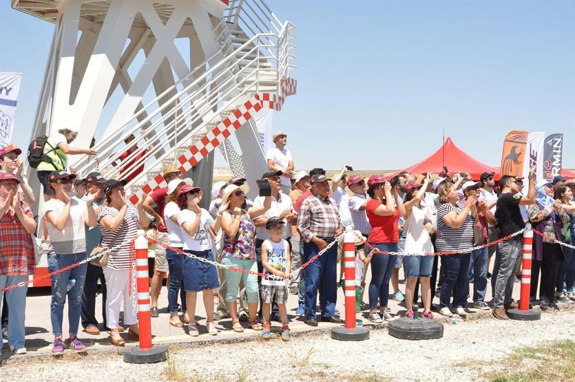 Kadın pilot akrobasi yaptı, izleyenler nefeslerini tuttu