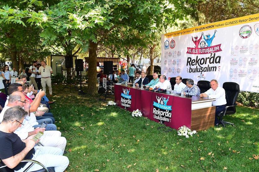 Bir rekor denemesi: Binlerce vatandaş el ele horon tepecek