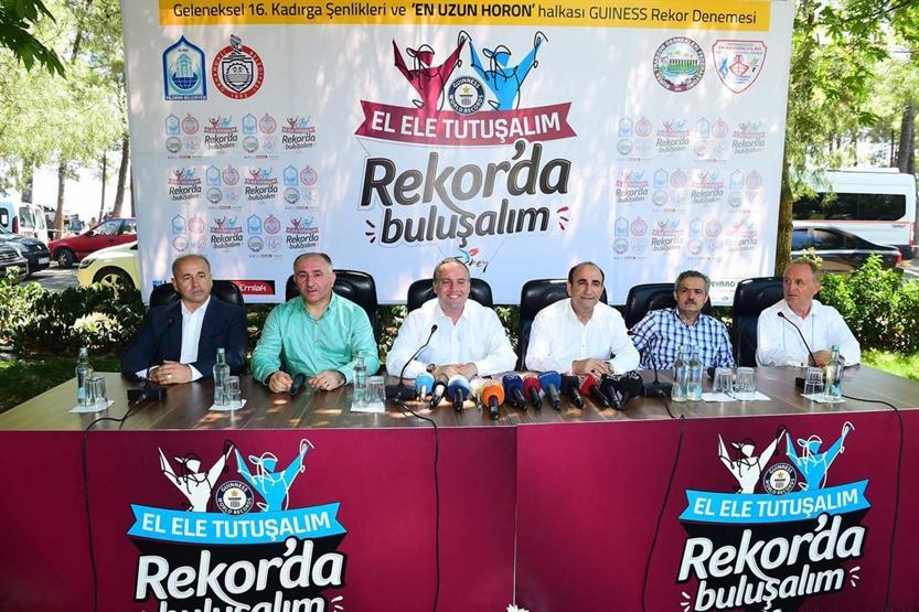 Bir rekor denemesi: Binlerce vatandaş el ele horon tepecek