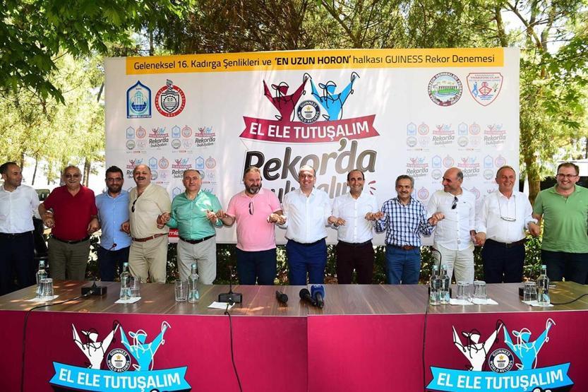 Bir rekor denemesi: Binlerce vatandaş el ele horon tepecek