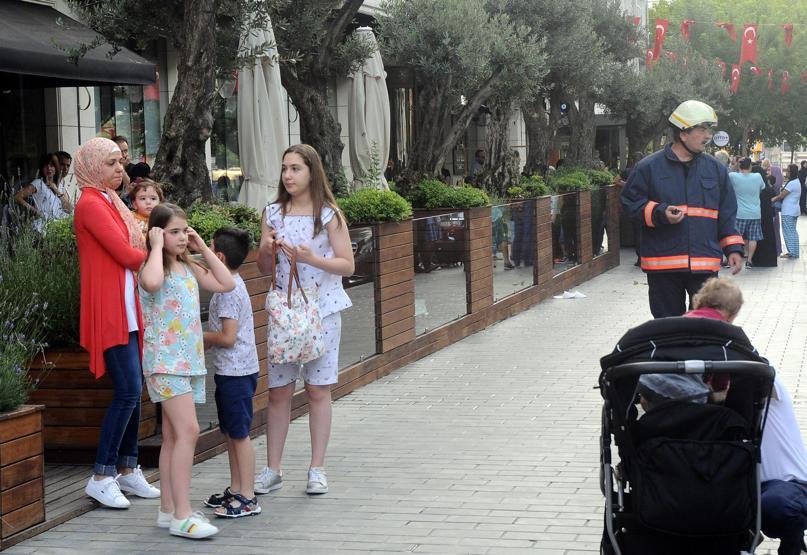 Fatihte bir otelde yangın paniği