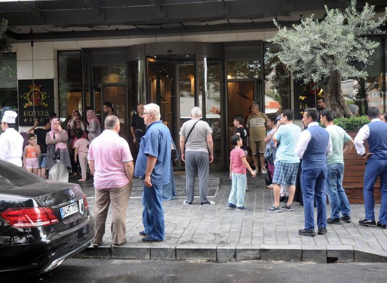 Fatihte bir otelde yangın paniği