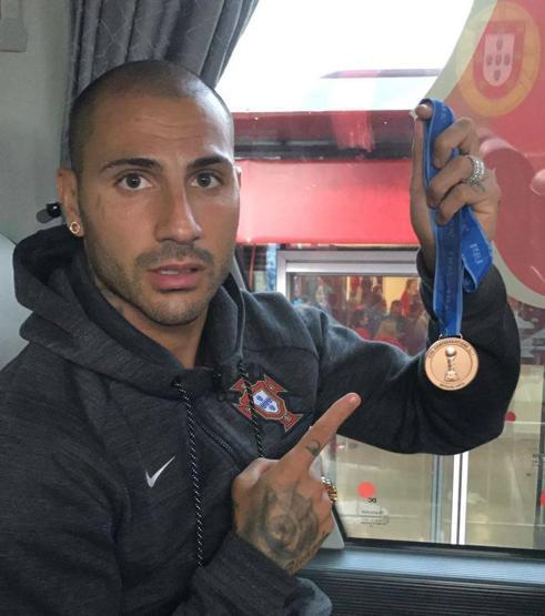 Quaresma acısını bağrına bastı