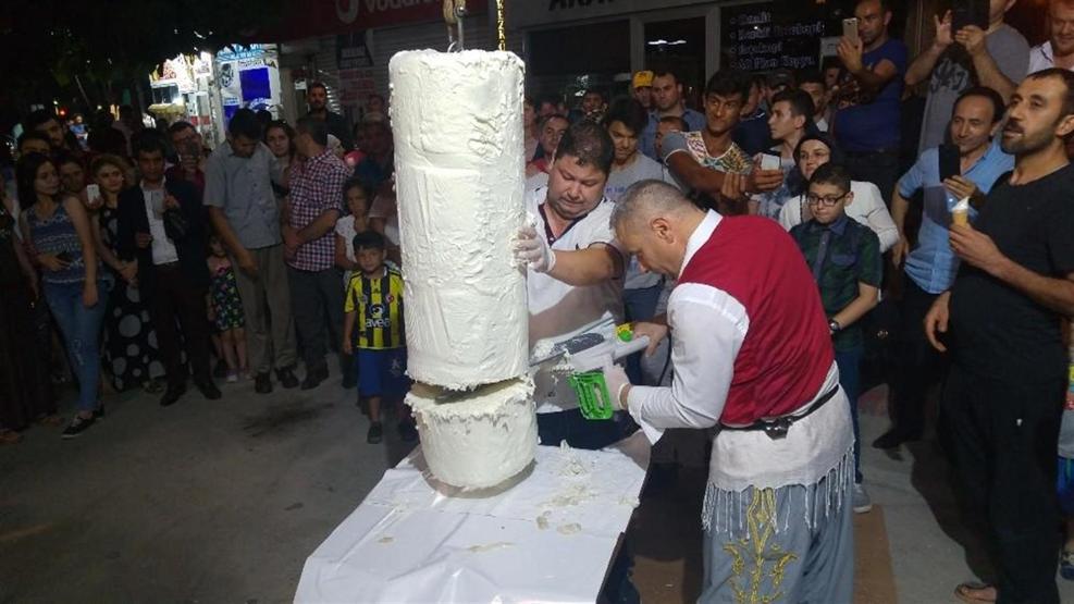 1 tonluk dondurmayı dağıttılar