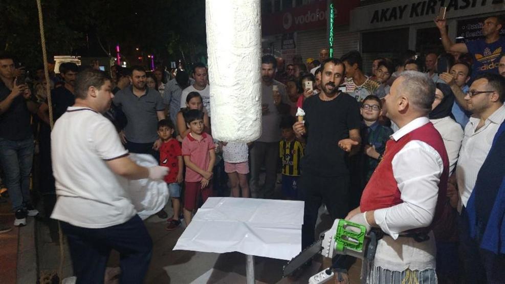 1 tonluk dondurmayı dağıttılar