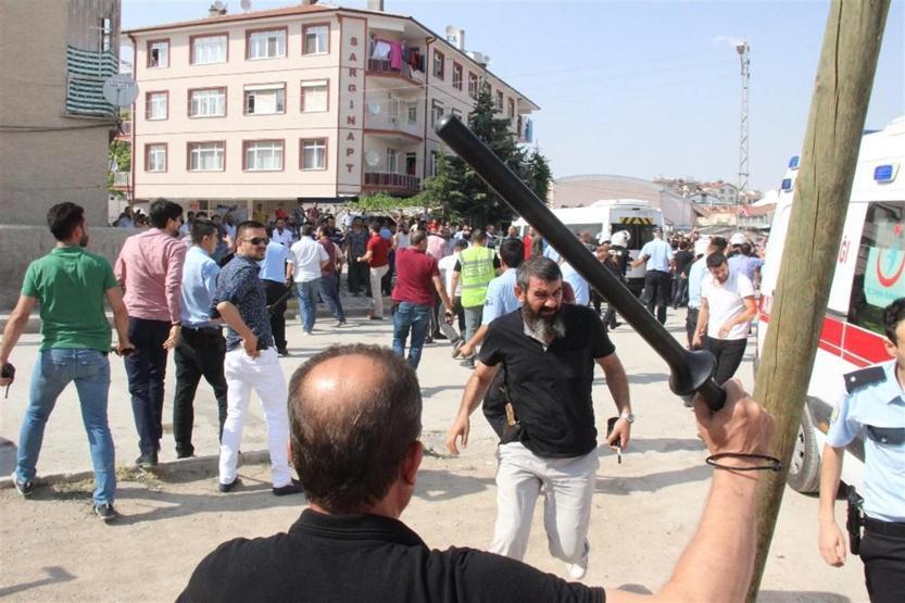 Pazarcı esnafı ev bastı: 4 yaralı