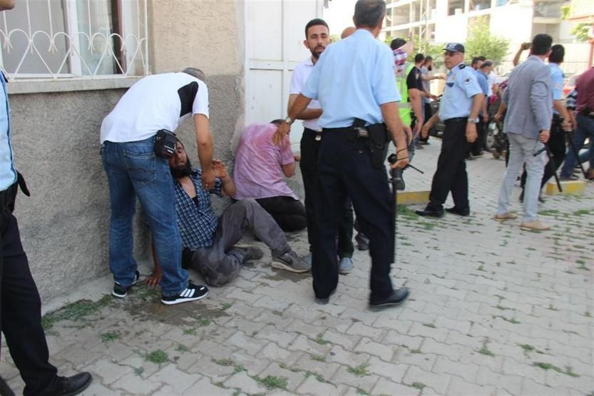 Pazarcı esnafı ev bastı: 4 yaralı