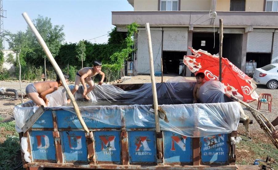 Çocuklarına römorktan havuz yaptı