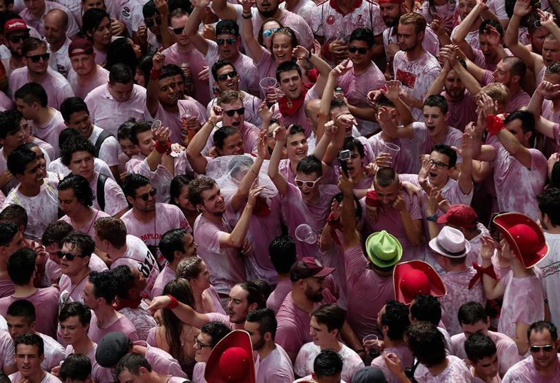 Canları pahasına boğalarla sokaklarda koşuyorlar