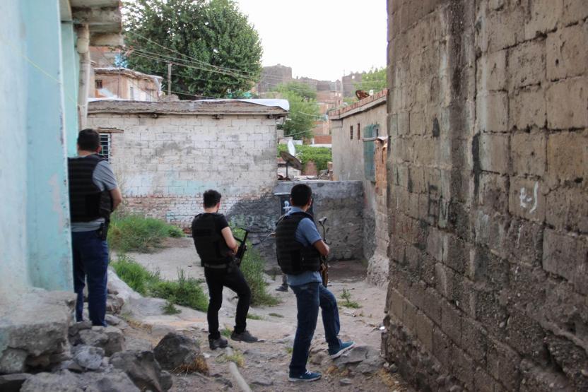 Son Dakika... Diyarbakırda 400 polisle şafak operasyonu: Gözaltılar var
