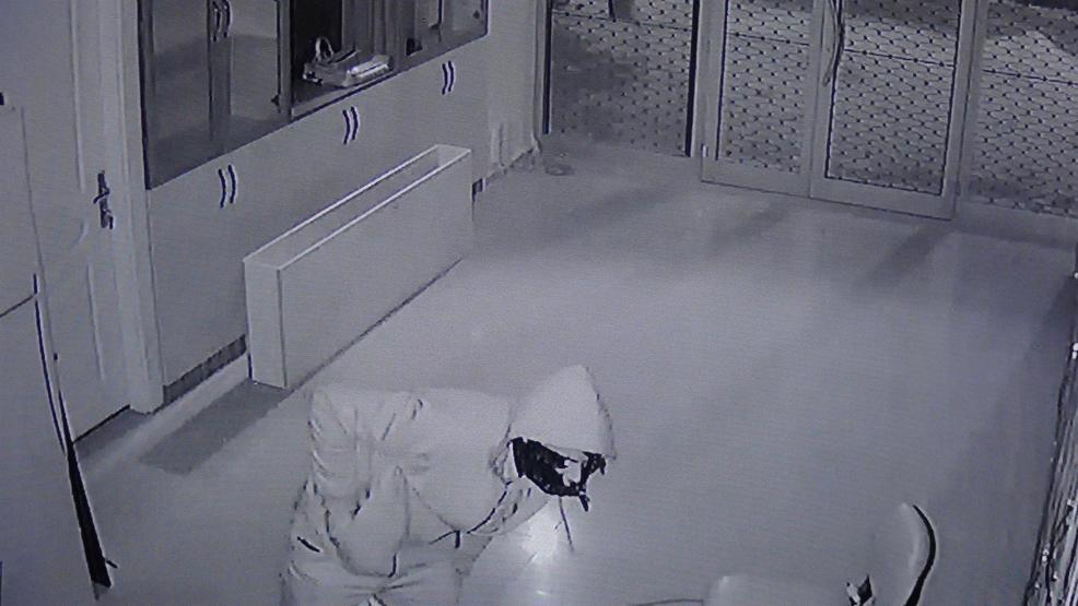 Masa örtüsü ve poşetle yüzünü gizleyip hırsızlık yaptı