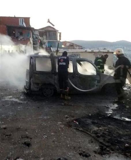 Kuşadasında helyum gazı patladı: 5 araç yandı, 1 yaralı