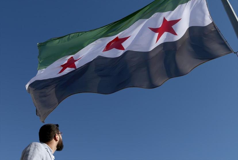 Suriyenin Türkiye sınırına o bayrak asıldı