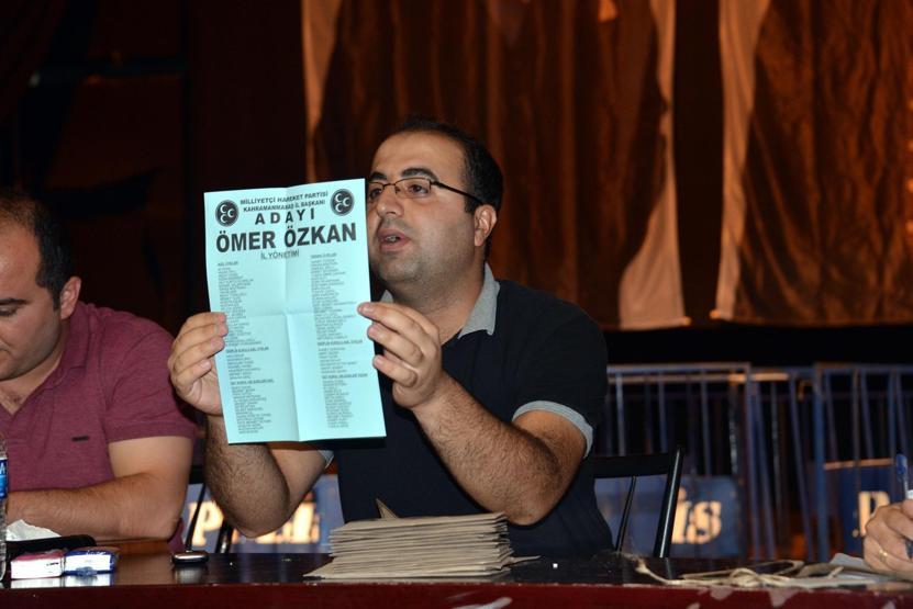 MHP kongresinde sahne çöktü