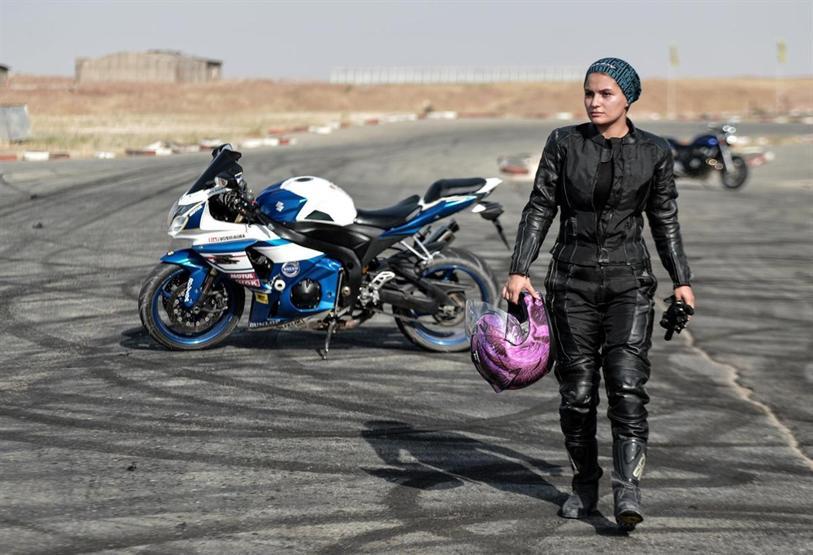 Yasaları delmeden motoruna binebilmek istiyor