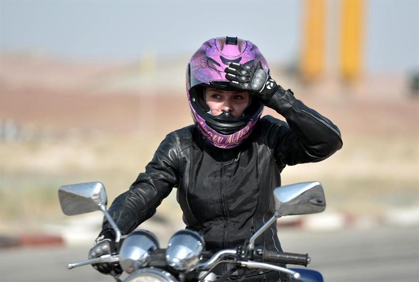 Yasaları delmeden motoruna binebilmek istiyor