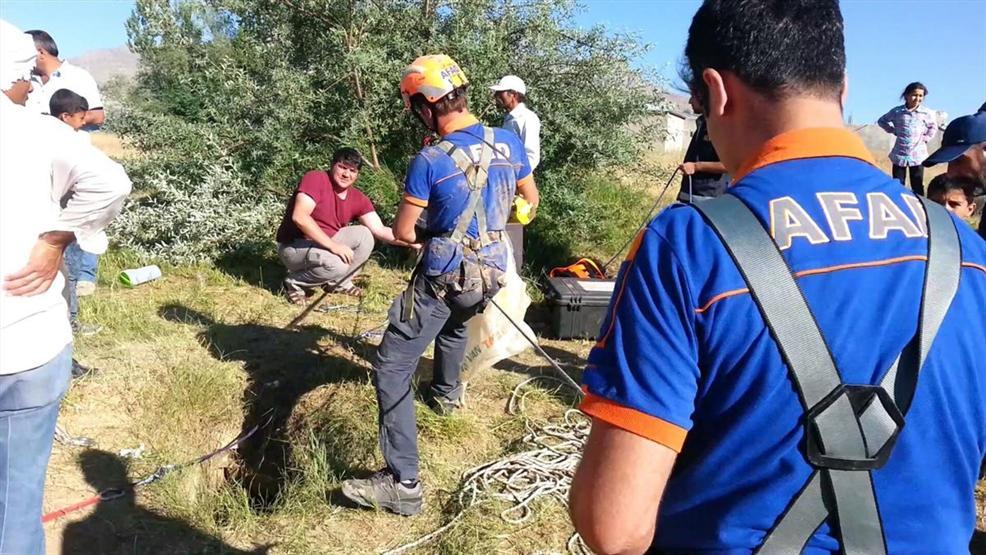 Tek başına mahsur kaldı, 8 yavrusuyla kurtarıldı