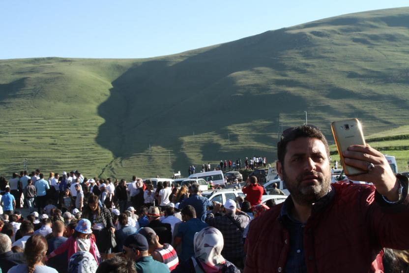 Atatürk’ün siluetini İzmir Marşı eşliğinde izlediler