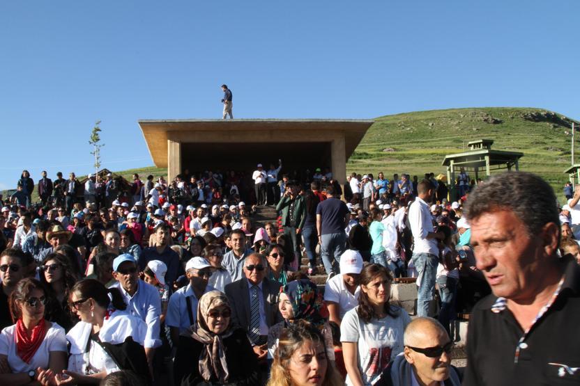 Atatürk’ün siluetini İzmir Marşı eşliğinde izlediler