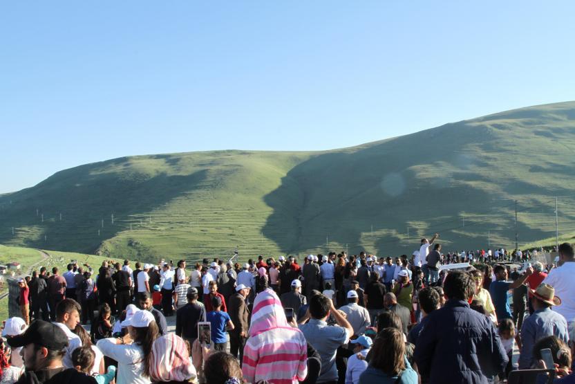 Atatürk’ün siluetini İzmir Marşı eşliğinde izlediler