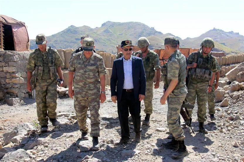 Validen askeri birliklere denetim