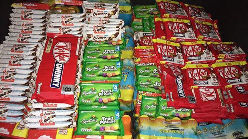 Okul tuvaletlerinde şekerleme sattı, zengin oldu