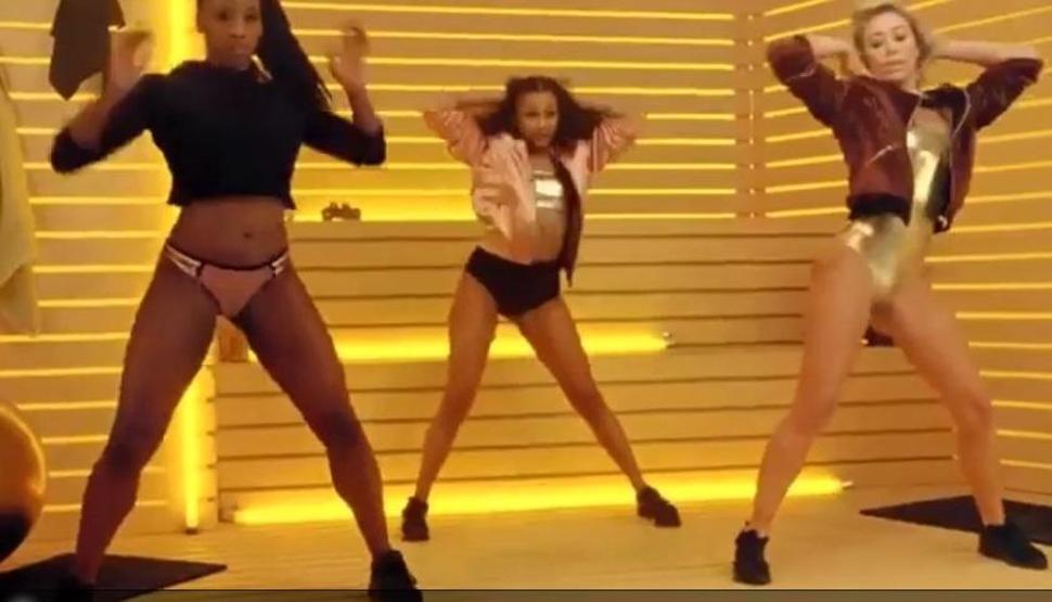 Aşırı seksi diye reklamı yasakladılar