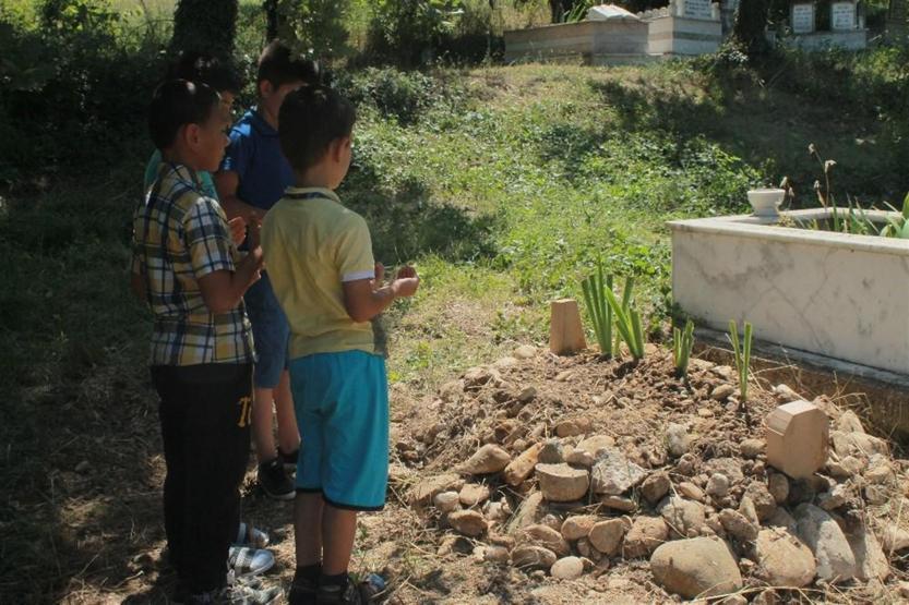 Cinnet getiren annesinin boğduğu 3 yaşındaki Emir Can toprağa verildi