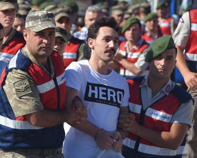 Heroya karşı traitor tişörtü