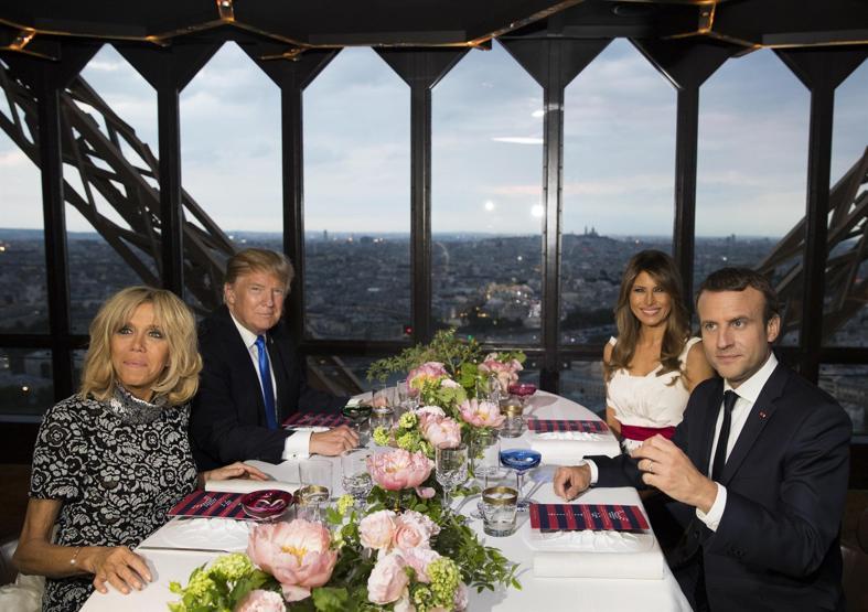 Trumptan Macronun eşine ilginç iltifat